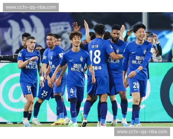 三中卫体系运转流暢 朗斯在争冠道路上展现攻防均衡 三中卫体系运转流暢 朗斯在争冠道路上展现攻防均衡