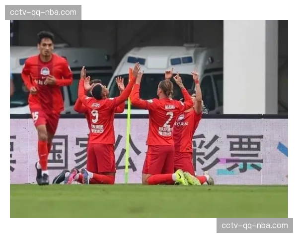 马亚九次解围三封堵射门 河南外援中卫防守坚如磐石